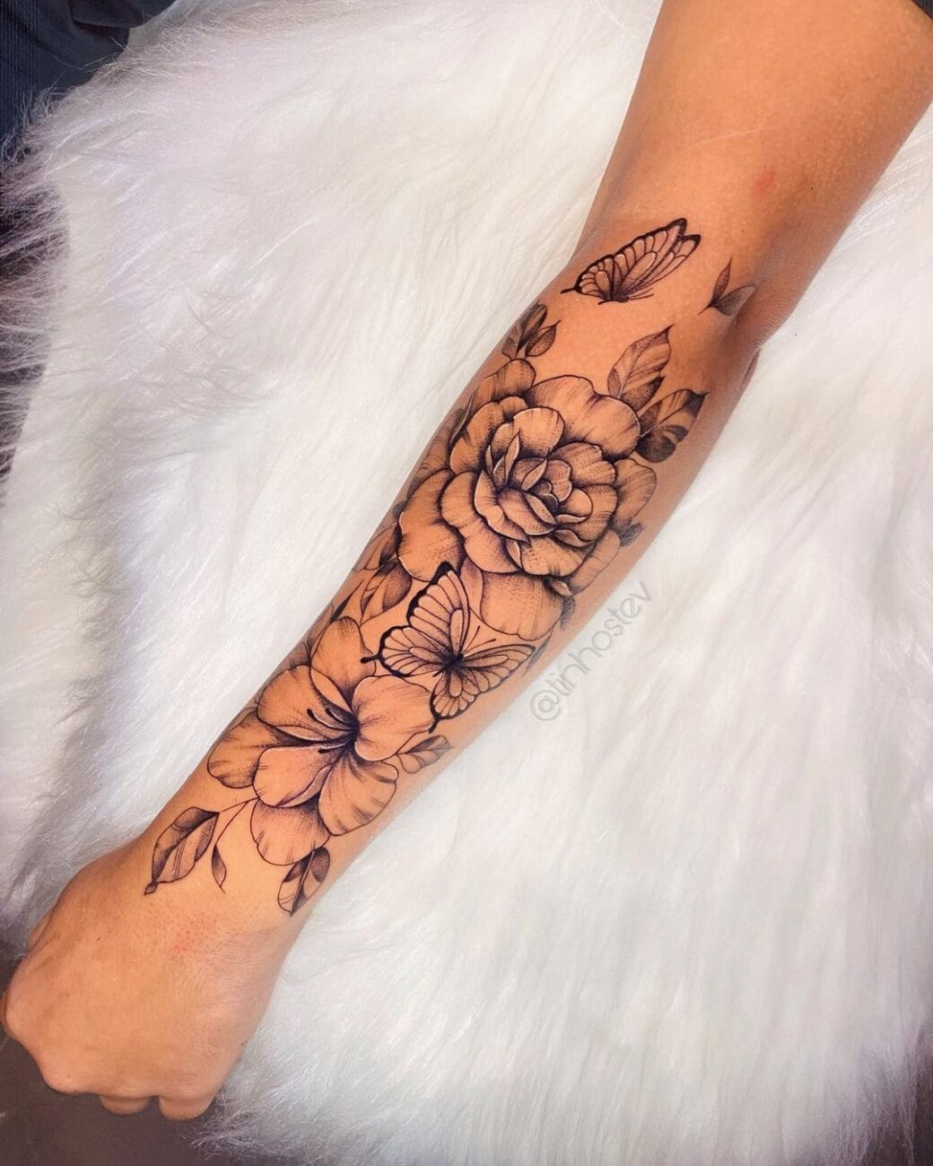 tatuagem feminina no antebraço grande