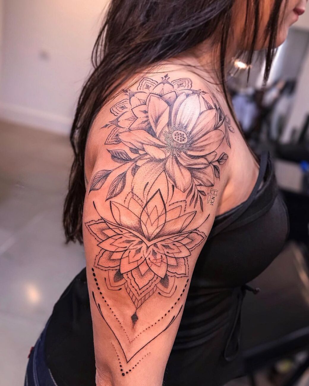 tatuagem-feminina-com-flores-no-braco