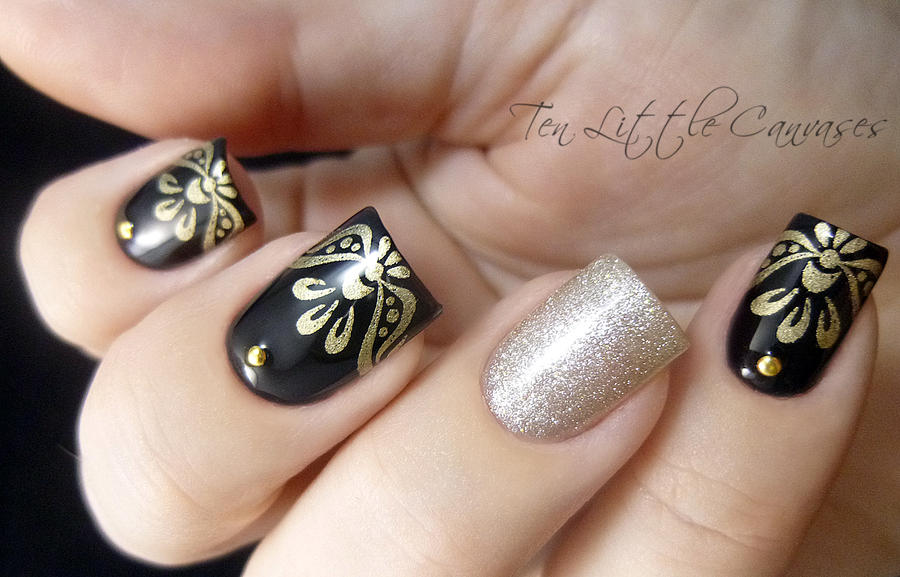 unhas-decoradas-preto-com-dourado