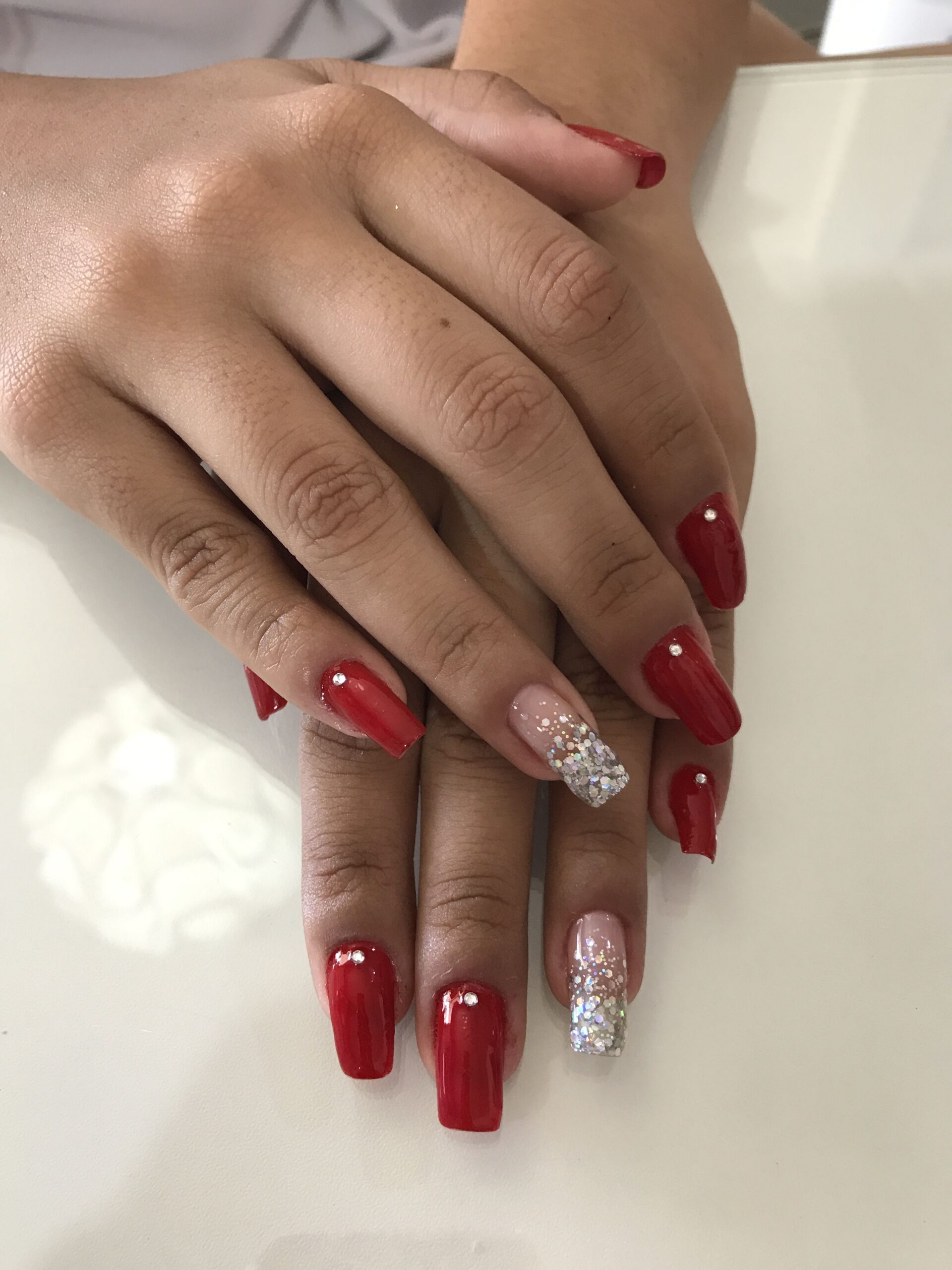 unhas-vermelhas-com-glitter