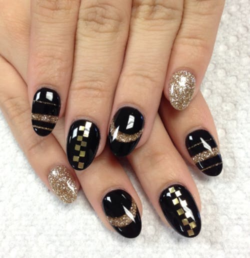 unhas-decoradas-preto-com-dourado