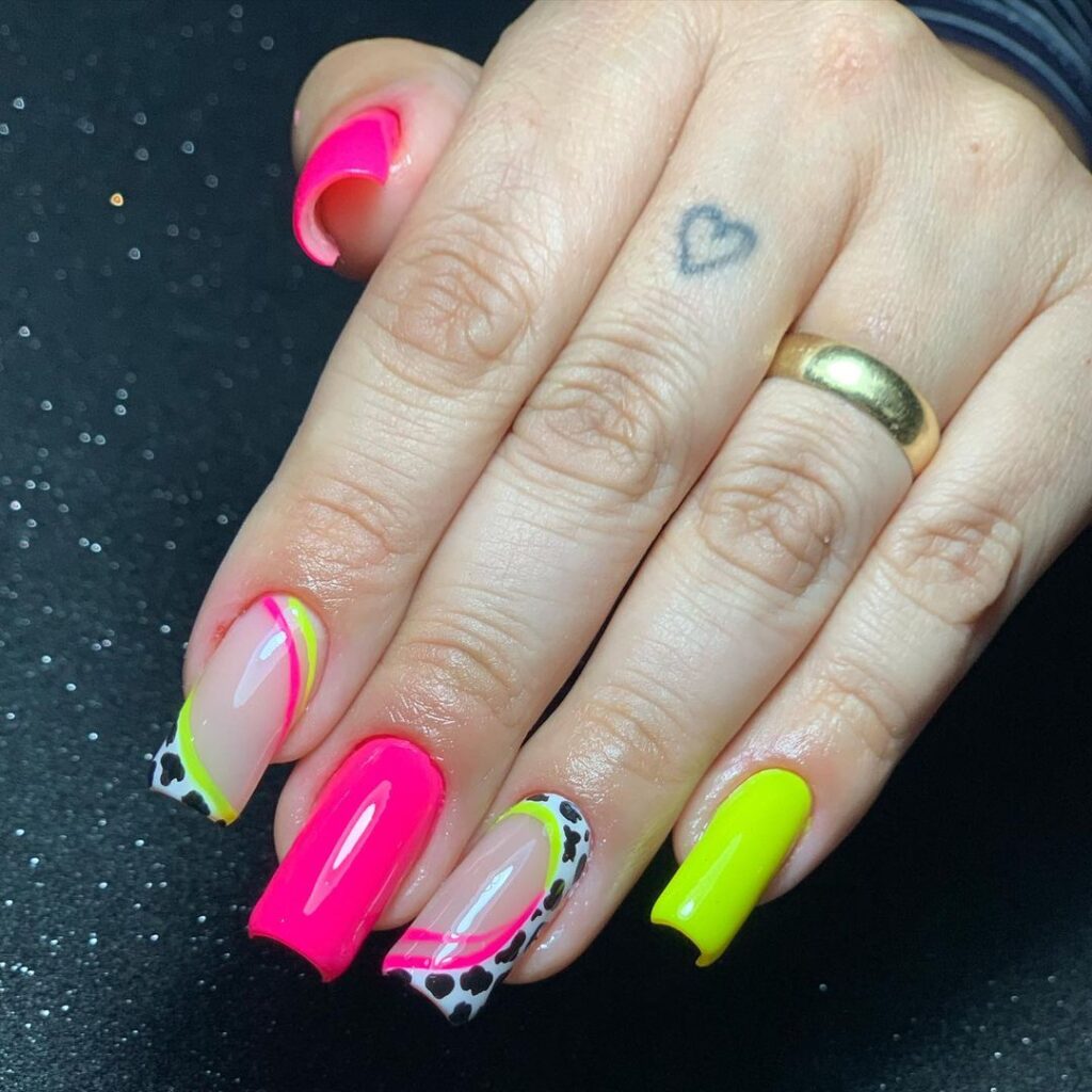 unhas-verde-neon-com-preto