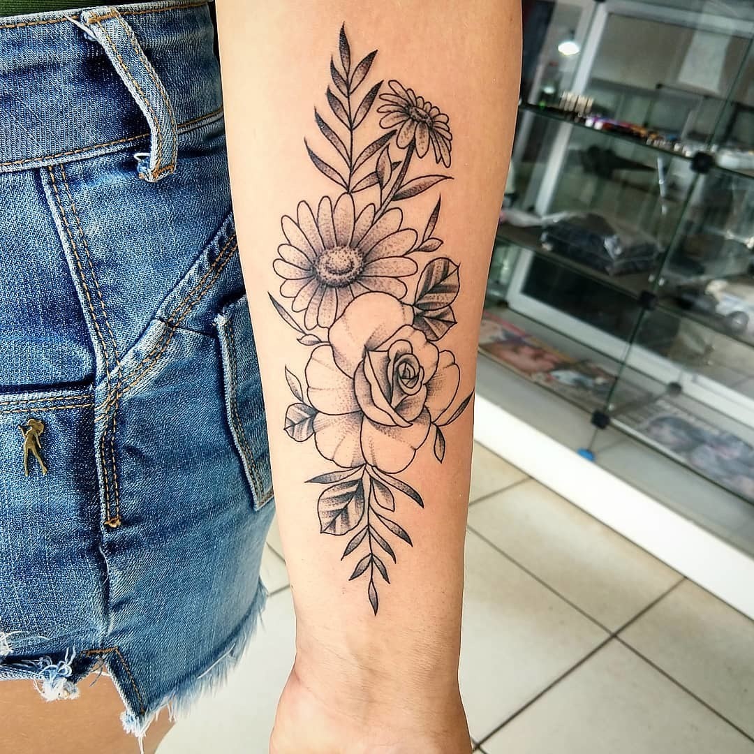 tatuagem-feminina-com-flores-no-braco