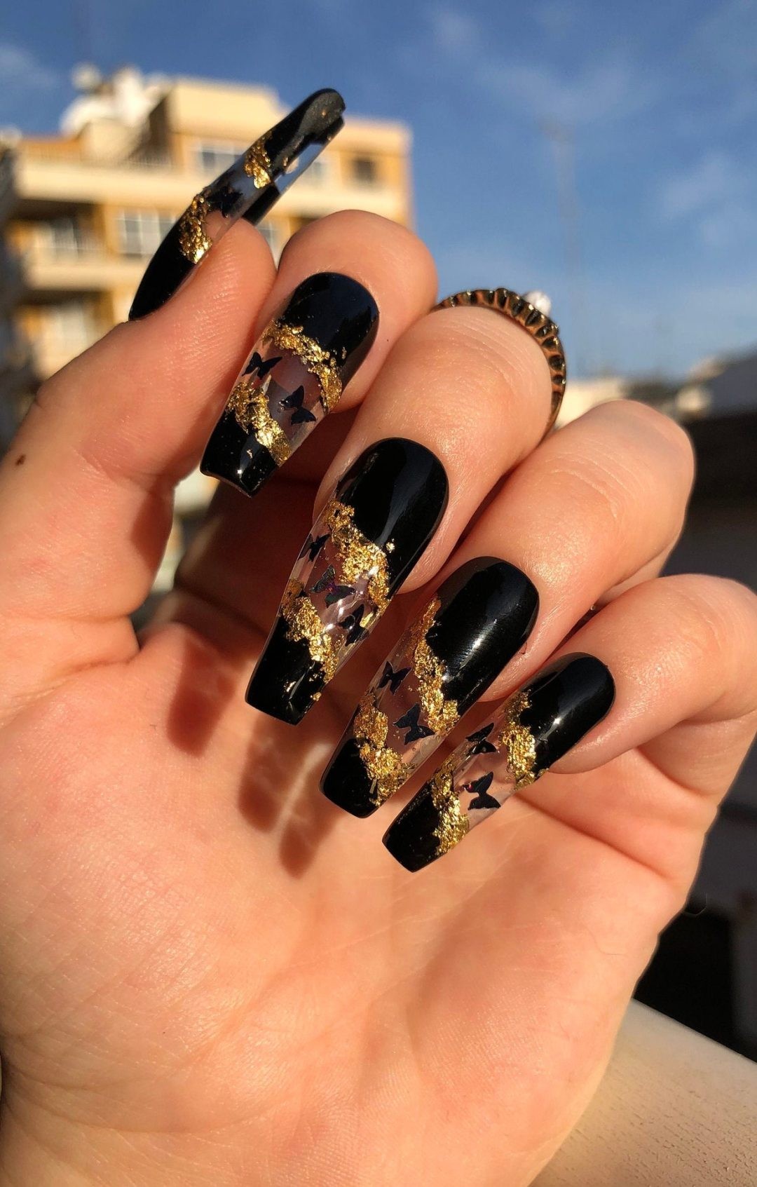 unhas-decoradas-preto-com-dourado