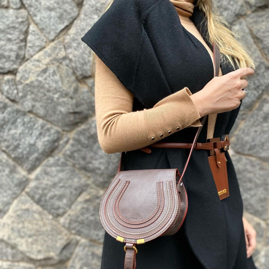 Look com Bolsa Transversal Feminina