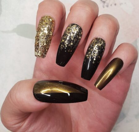 unhas-decoradas-preto-com-dourado