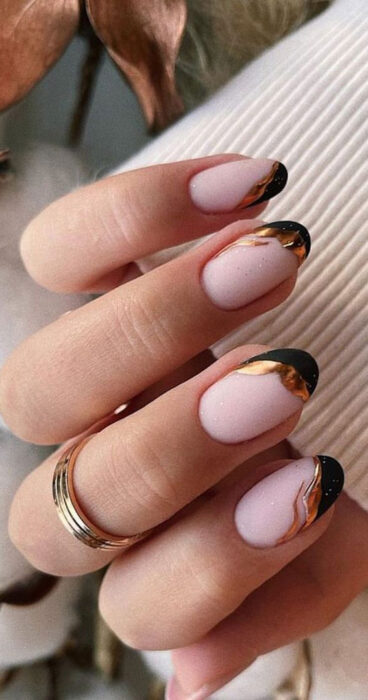 unhas-decoradas-preto-com-dourado