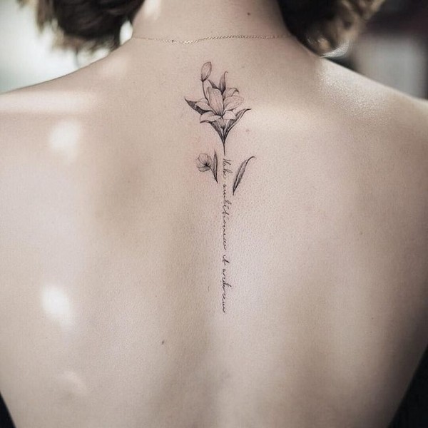 tatuagem feminina nas costas