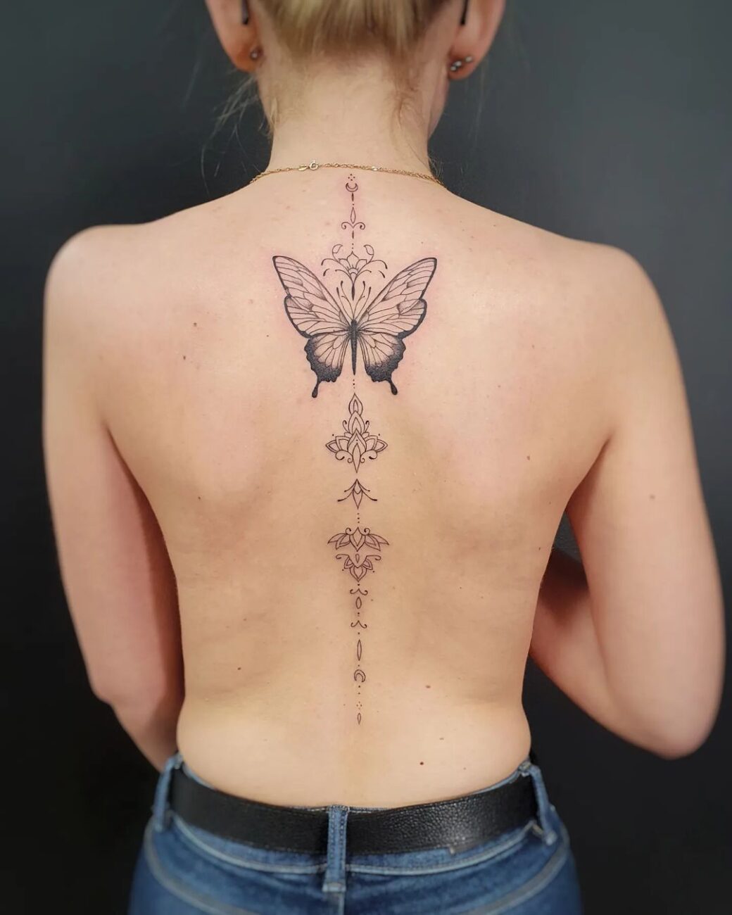 tatuagem feminina nas costas