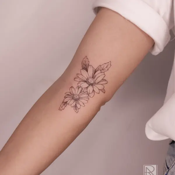 tatuagem-feminina-com-flores-no-braco