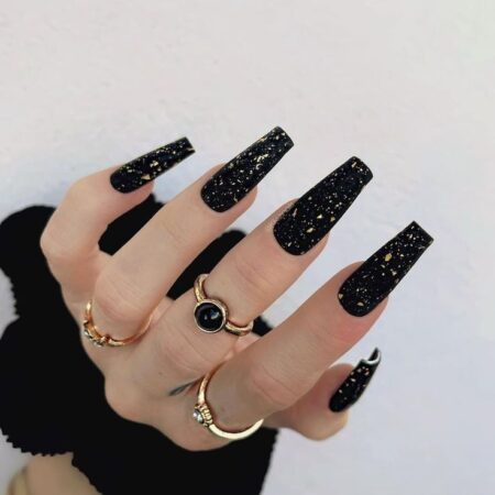 unhas-decoradas-preto-com-dourado