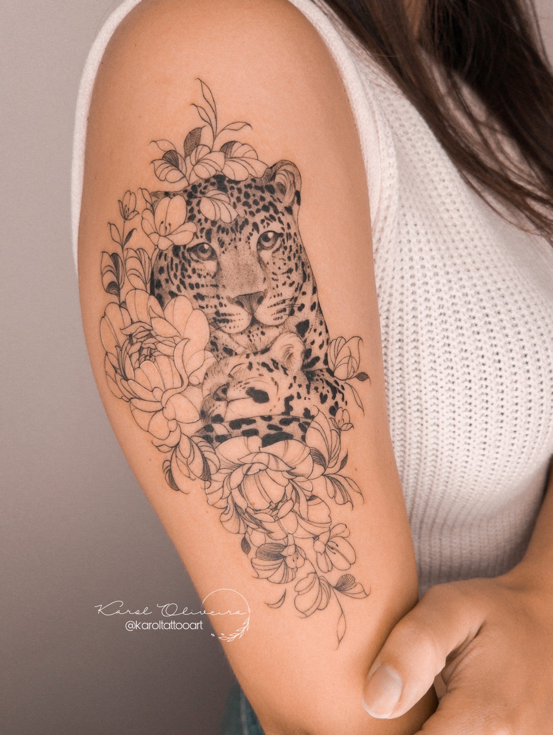 Tatuagem de Onça Feminina Delicada