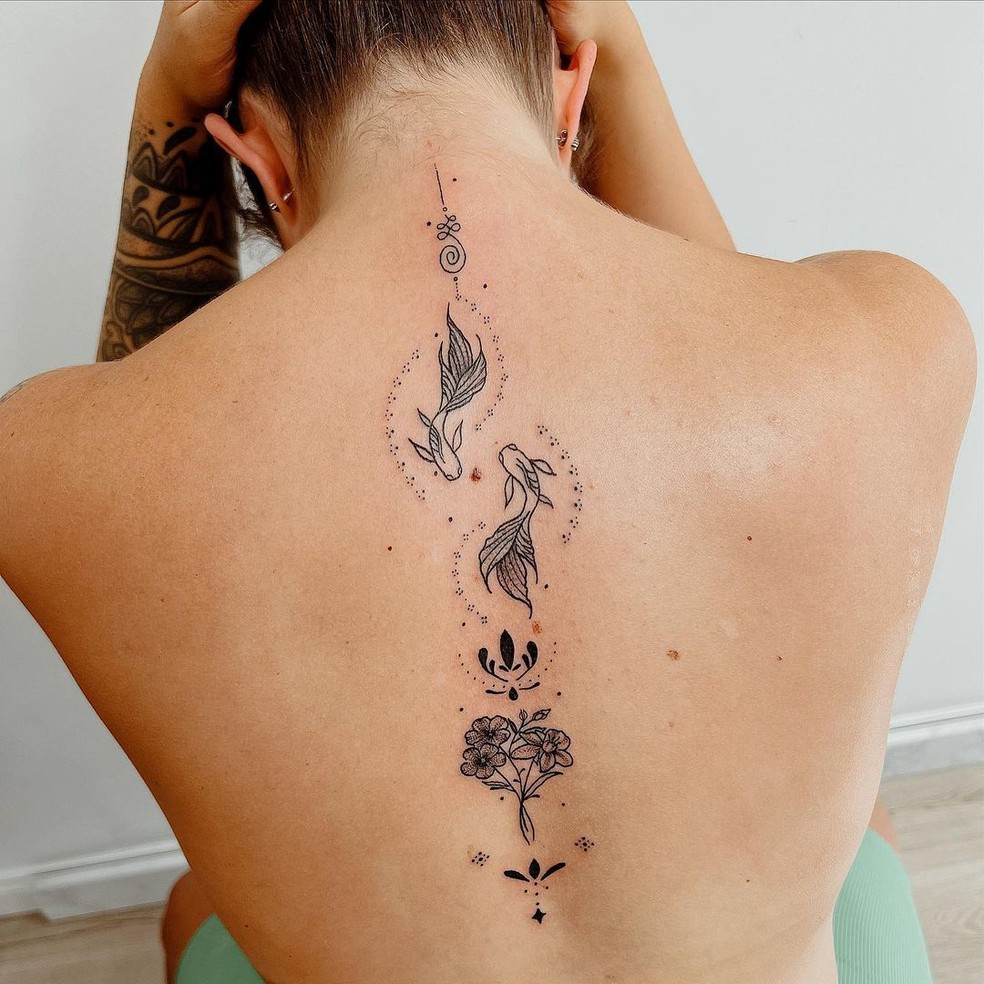 tatuagem feminina nas costas