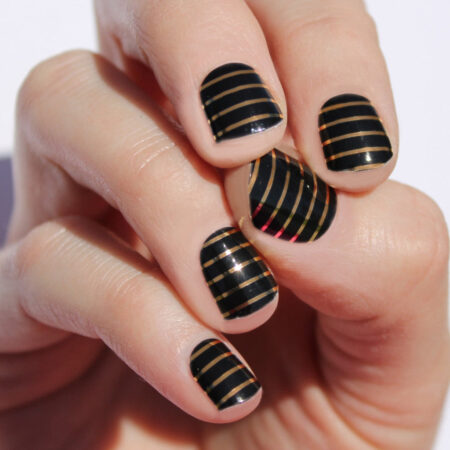 unhas-decoradas-preto-com-dourado