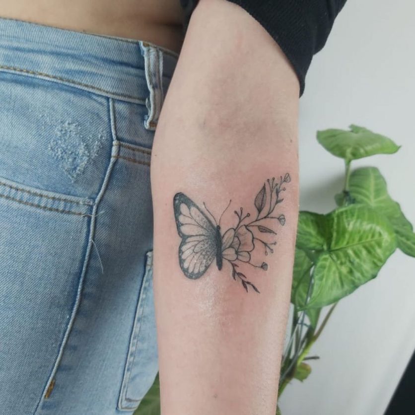 tatuagem feminina no antebraço borboleta