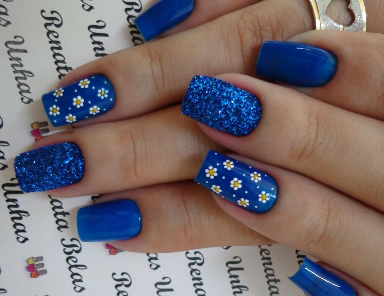 unha-com-glitter-azul