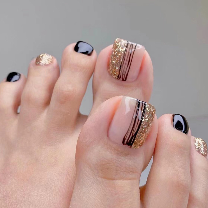 unhas-decoradas-preto-com-dourado