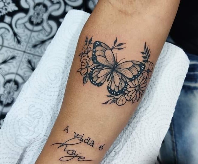 tatuagem feminina no antebraço borboleta