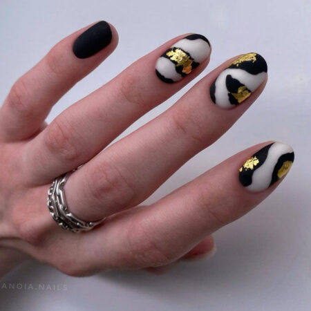 unhas-decoradas-preto-com-dourado