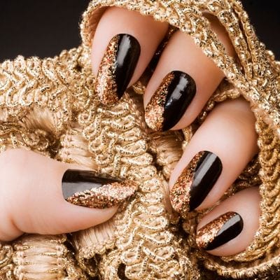 unhas-decoradas-preto-com-dourado