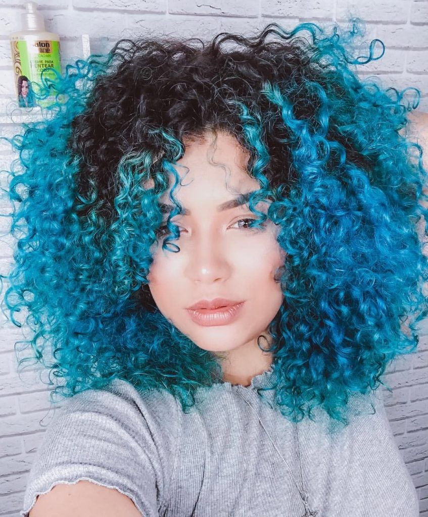 Cabelo Cacheado Azul