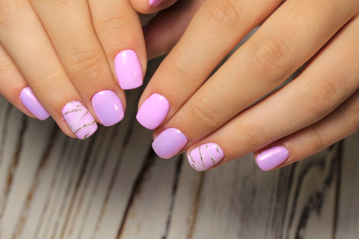 unhas-decoradas-lilas-e-branco