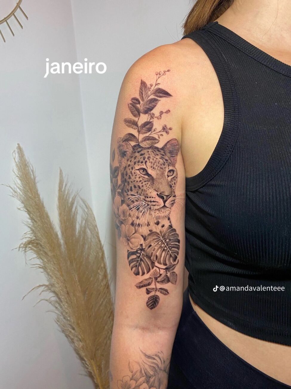 Tatuagem de Onça Feminina Delicada