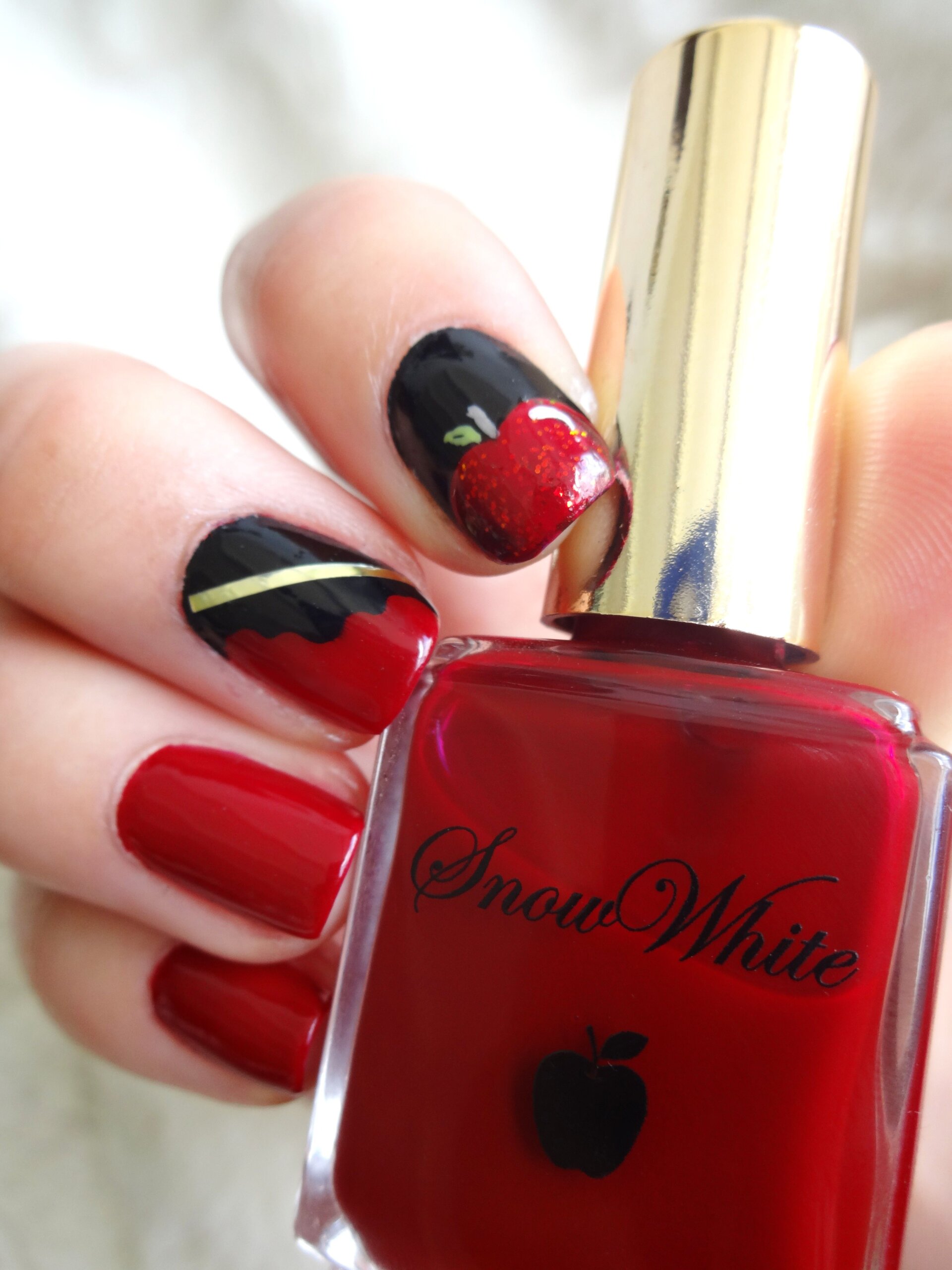 Snow White Decorated Nail