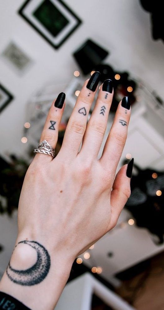 finger tattoo