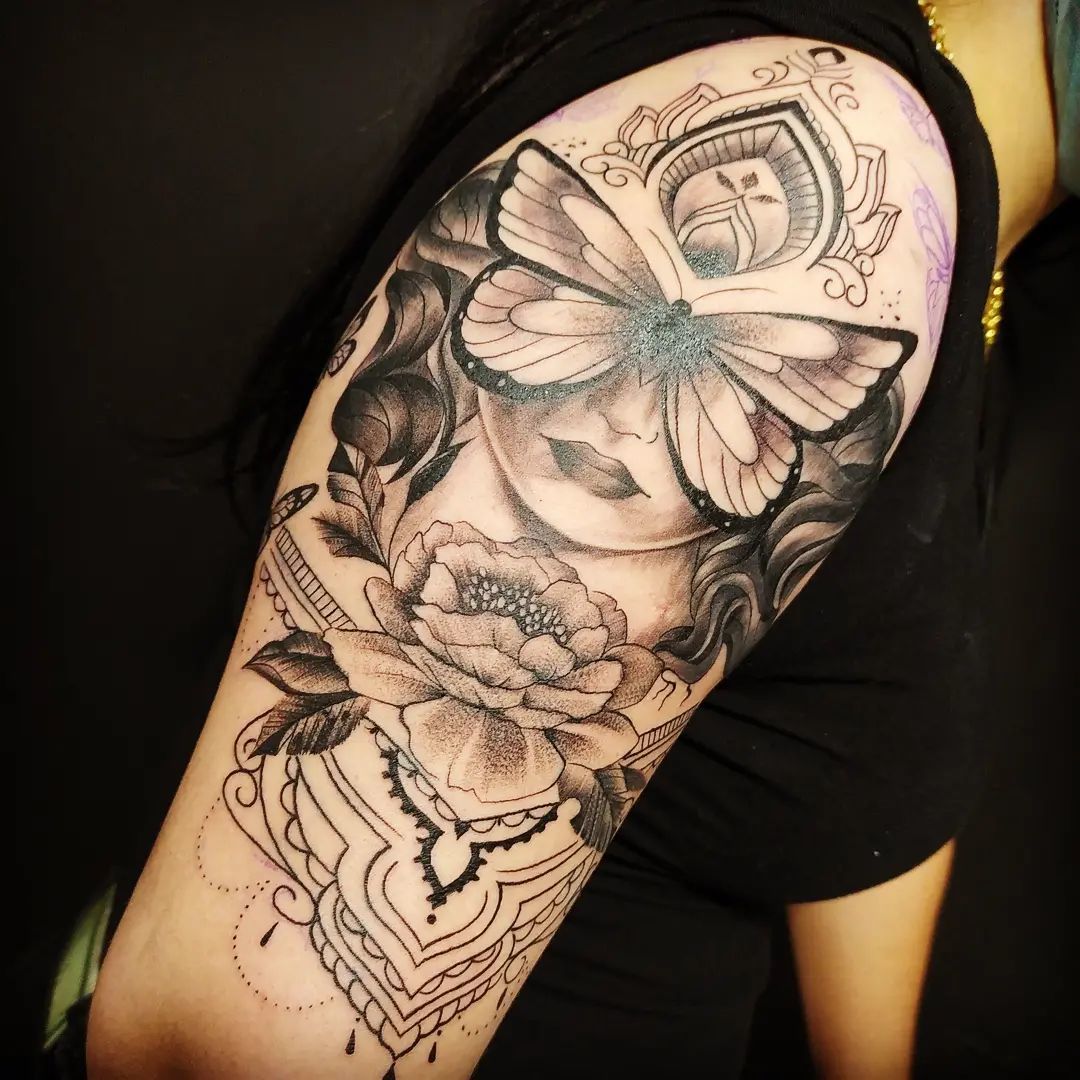 Tatuagem Feminina Braco Fechado com Flores