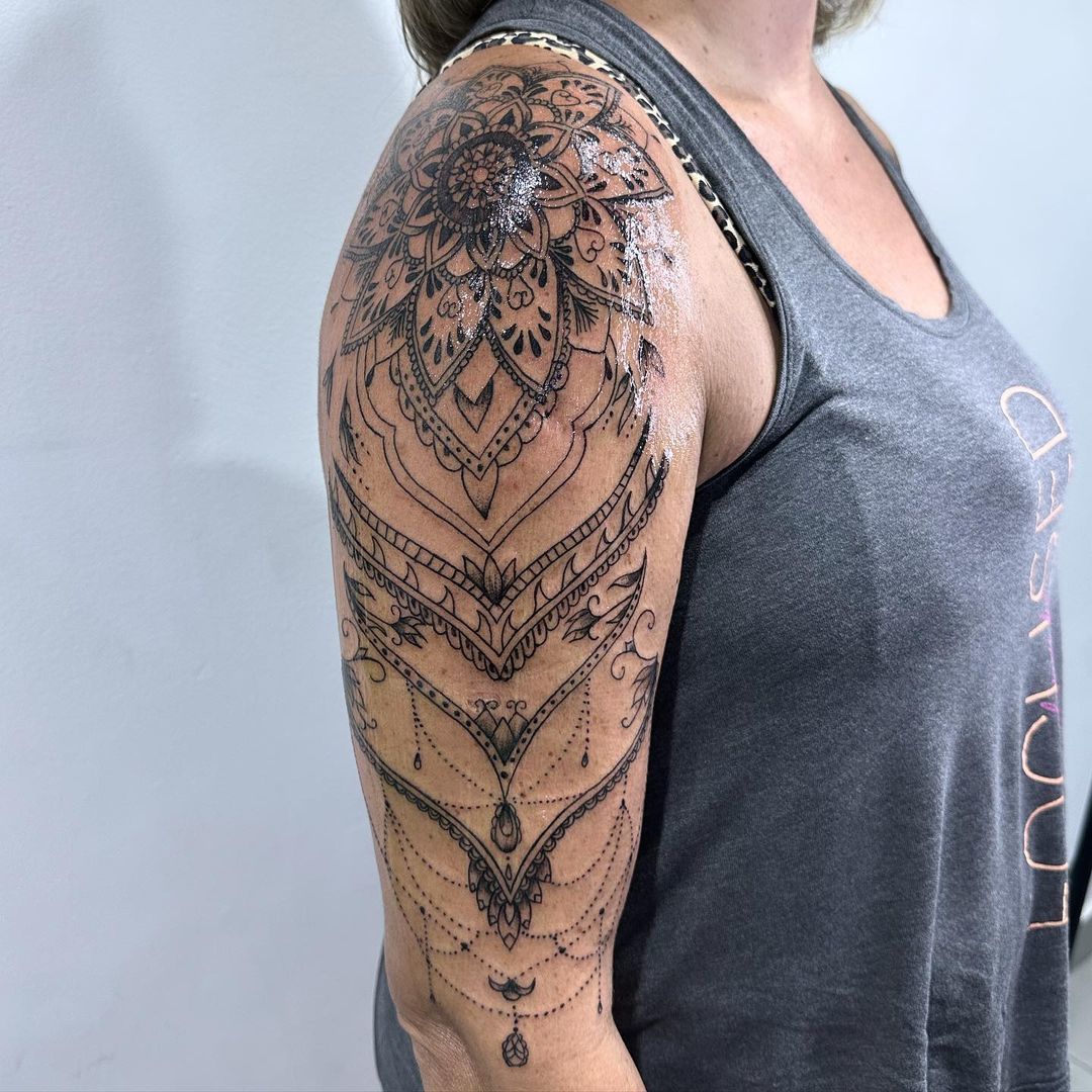 Tatuagem Feminina Braco Fechado