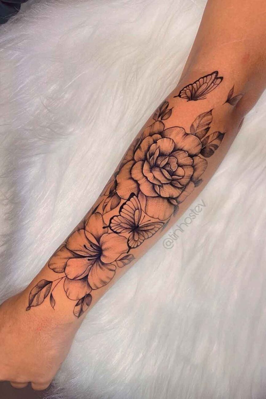 tatuagem-feminina-com-flores-no-braco