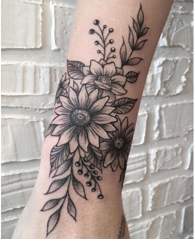 tatuagem-feminina-com-flores-no-braco