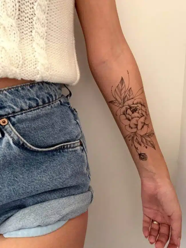 tatuagem-feminina-com-flores-no-braco