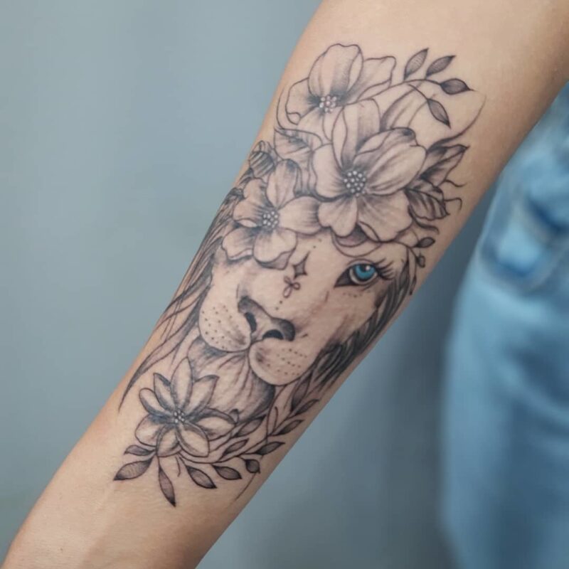 tatuagem feminina leoa