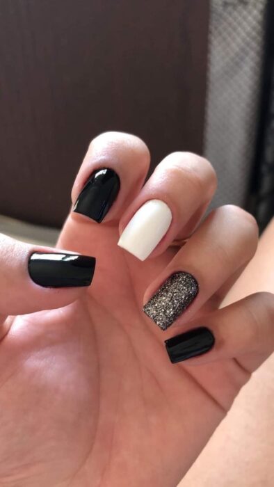 unhas-decoradas-preto-com-dourado