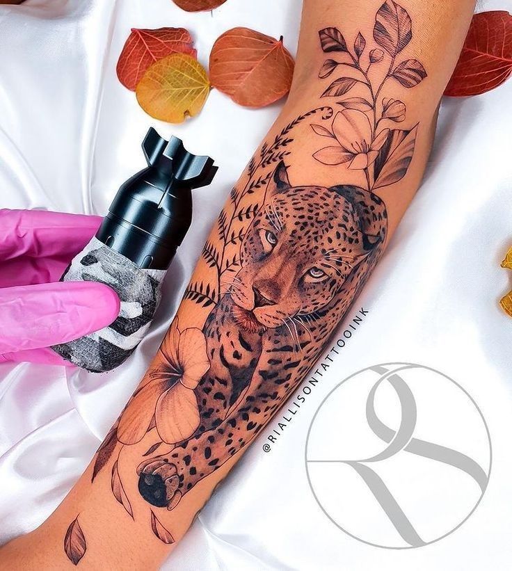 Tatuagem de Onça Feminina Delicada