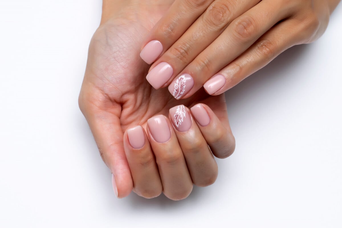 cor-de-esmalte-para-unhas-curtas