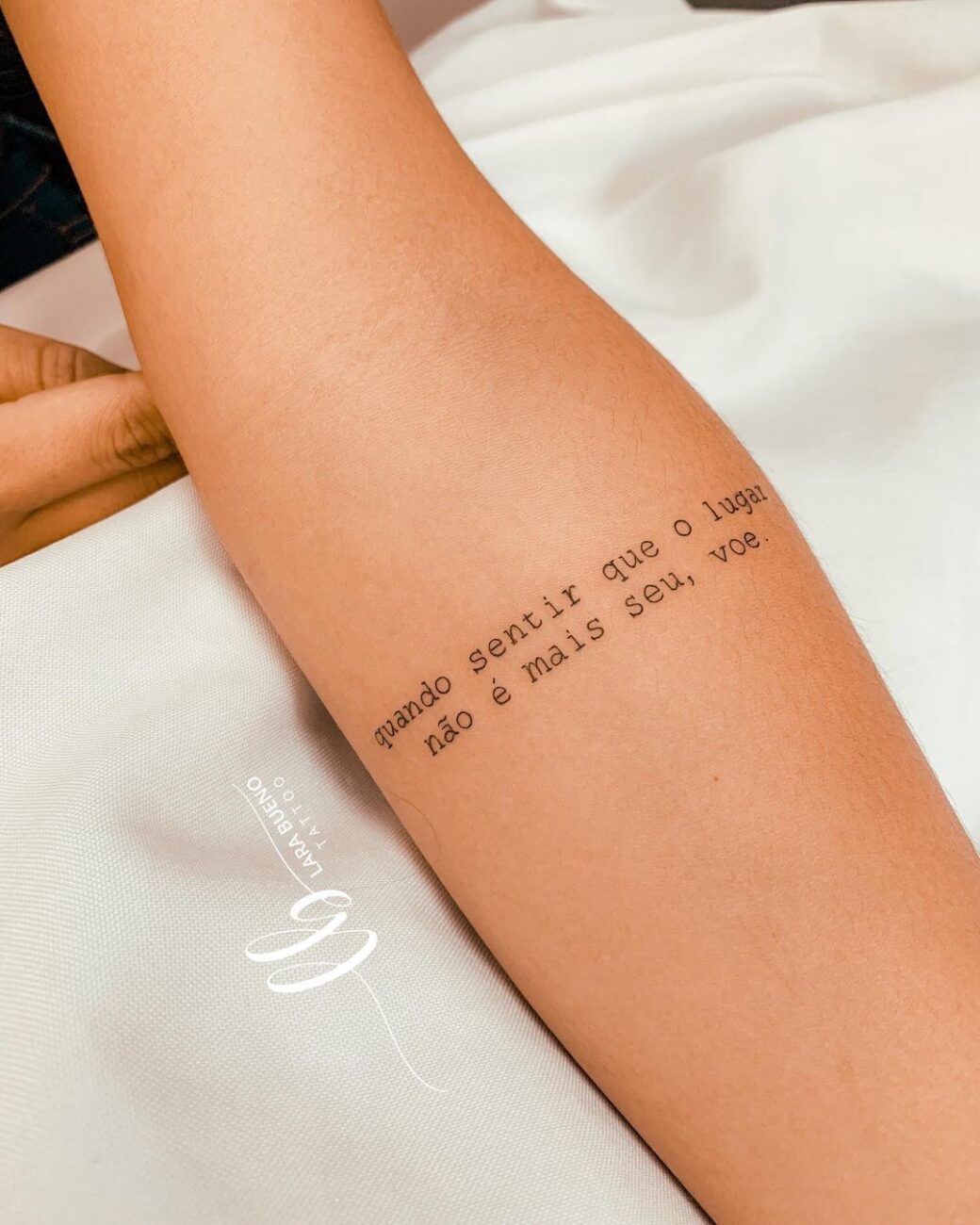 tatuagem feminina no antebraço frases