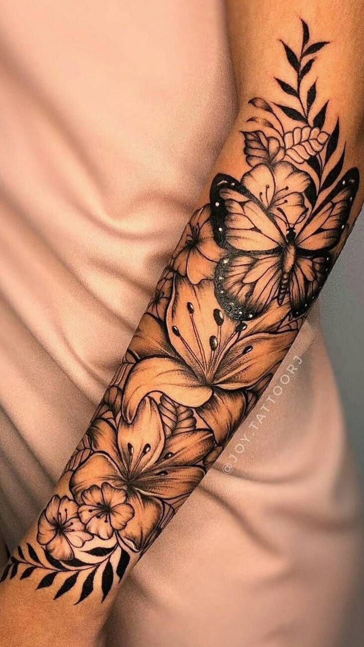 Tatuagem de Borboleta no Braço Com Flores