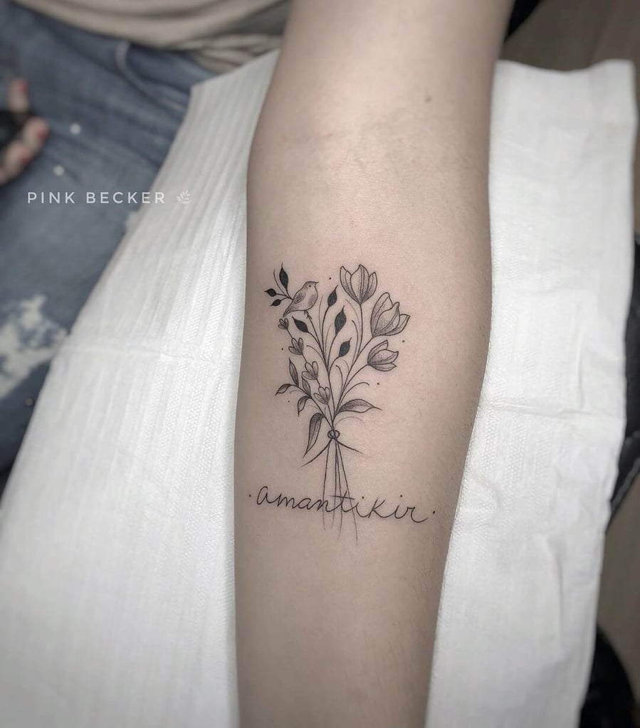 tatuagem-feminina-com-flores-no-braco