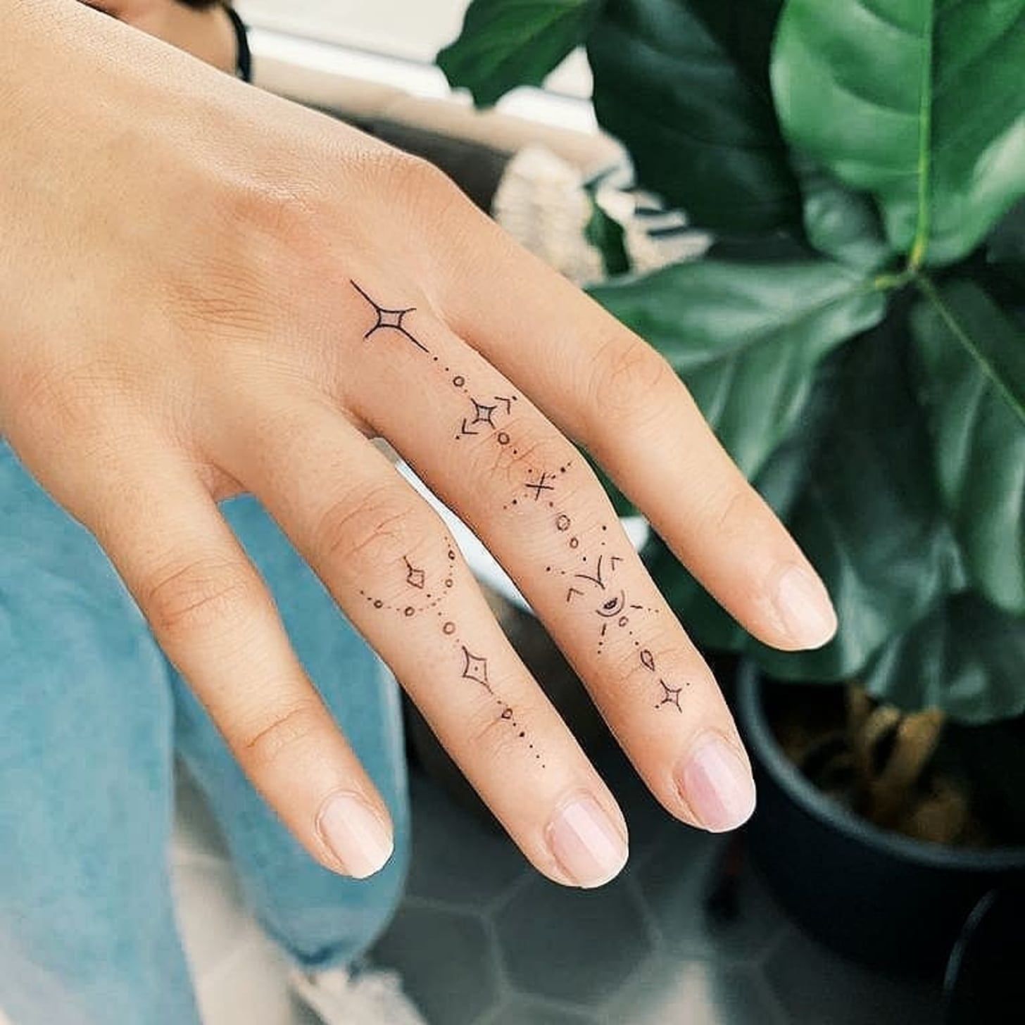 finger tattoo