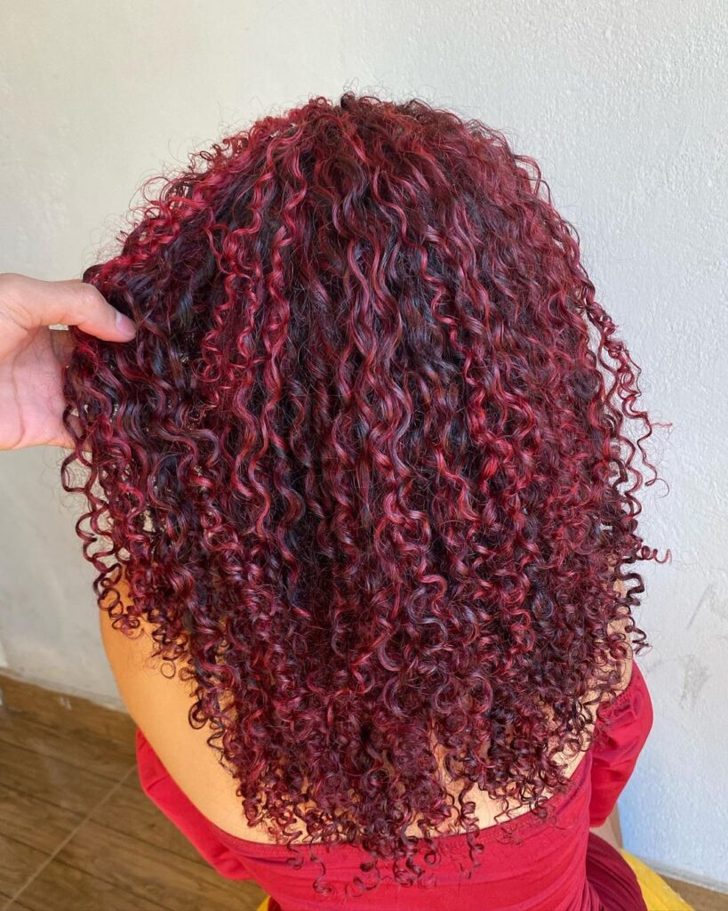 cabelo-cacheado-marsala-escuro