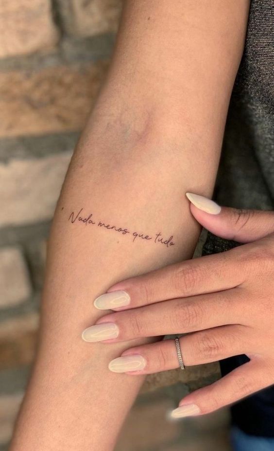 tatuagem feminina no antebraço frases