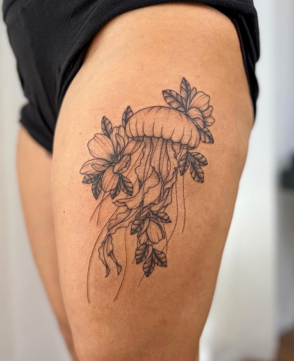 tatuagem feminina na perna