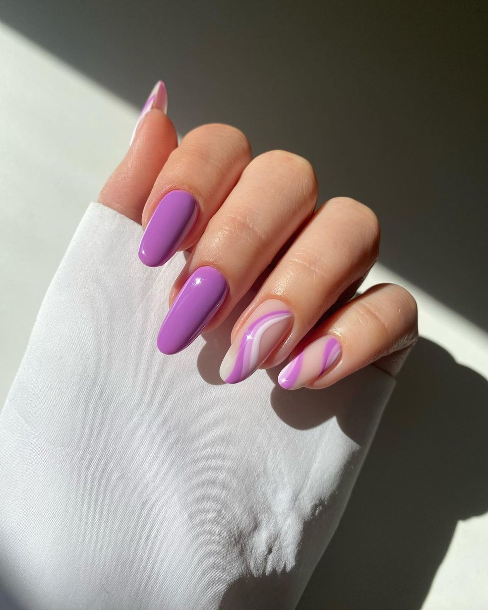 unhas-decoradas-de-roxo