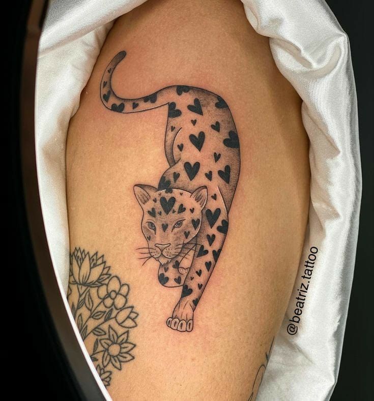 Tatuagem de Onça Feminina Delicada