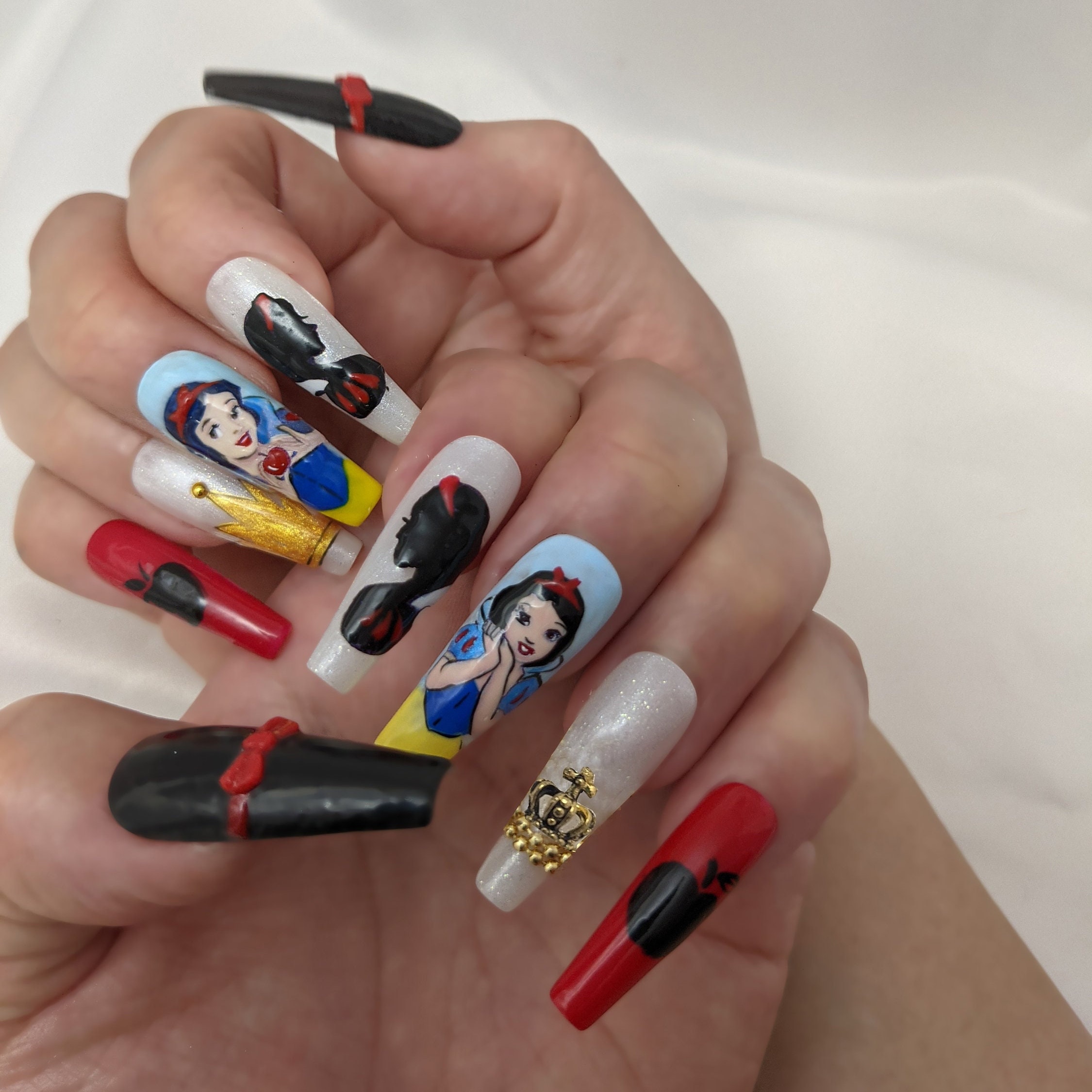 Snow White Decorated Nail