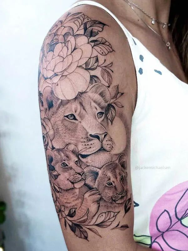 Tatuagem Feminina Onça com Filhote