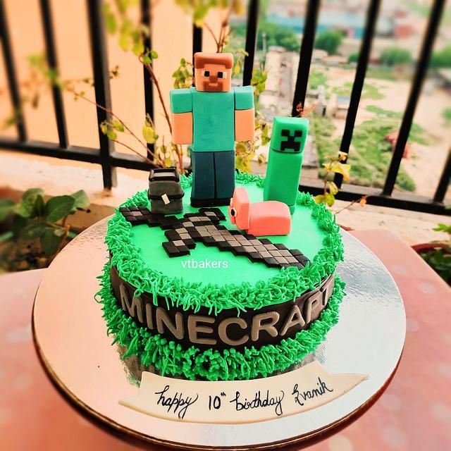 Minecraft decorated cake